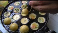 Ada juga nih takoyaki jajanan SD yang murah meraih. Seporsinya dibandrol dengan harga Rp 5.000. Adonan takoyaki yang agak encer dicmapur dengan irisan daun bawang dan sosis kemudian disajikan dengan saus dan mayonnaise. (Foto: Istimewa)