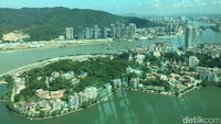 Dari atas sini, kita juga bisa melihat Zhuhai, kawasan China yang berbatasan dengan Makau. Jika belum puas, traveler bisa melihat melalui teropong sehingga bisa melihat pemandangan lebih jelas lagi (Aji/detikTravel)