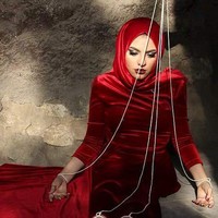 Seperti ini gaya Rania Roushdy ketika sedang menjadi model. Riasa penuh mempercantik penampilan hijabers asal Mesir ini.  Foto: Dok. Instagram @rania.roshdy