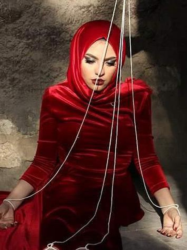 Seperti ini gaya Rania Roushdy ketika sedang menjadi model. Riasa penuh mempercantik penampilan hijabers asal Mesir ini.  Foto: Dok. Instagram @rania.roshdy