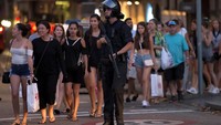 Polisi bersenjata lengkap disiagakan di sekitar lokasi. Stringer/Reuters.