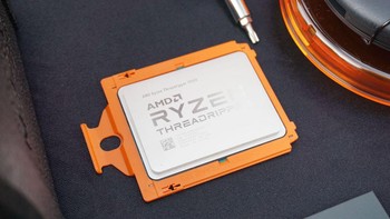 Prosesor Ryzen Threadripper sejatinya memiliki 16 core. Namun berkat teknologi yang disebut SMT, sistem komputer akan mengenalinya sebagai ‘36 core’. Seperti fitur hyper threading Intel, bedanya di prosesor Ryzen Threadripper pengguna akan mendapat 36 core fisik sepenuhnya. Foto: AMD