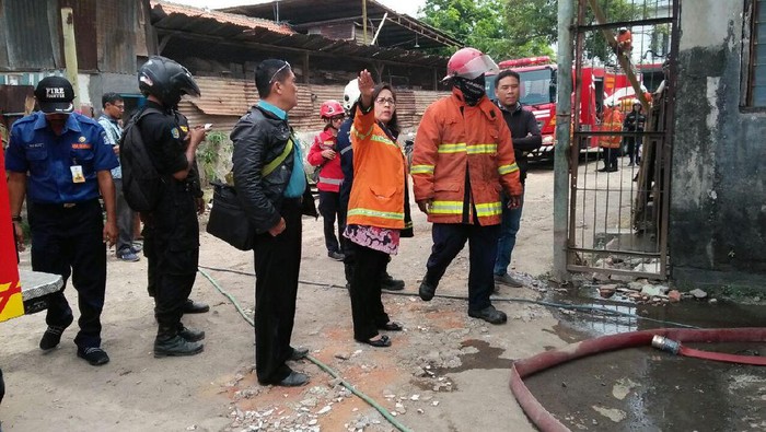 Kepala Dinas PMK Surabaya Chandra Oratmangun datang ke lokasi