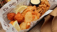 Inggris memiliki berbagai makanan yang tidak boleh dilewatkan. Selain sajian afternoon tea, warga Inggris suka sekali dengan Fish and Chips. Fillet ikan goreng tepung yang disjaikan dnegan saus tartar dan kentang goreng. Foto: Istimewa