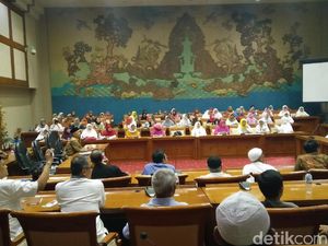 Curhat Jemaah First Travel di DPR: Uang Habis hingga Ibu Meninggal