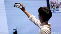 Melihat antusias para penggemar, bintang serial Goblin itupun mengajak mereka untuk berfoto bersama.