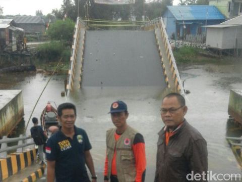 Jembatan yang berada di Kecamatan Mandastana, Kabupaten Barito Kuala Selatan, Kalsel itu ambruk pada Kamis (17/8) sekitar pukul 11.20 Wita