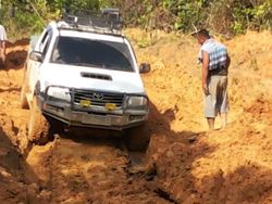 Bertaruh Nyawa Demi Akses Internet di Daerah Pelosok