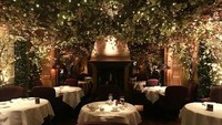Clos Maggiore terletak di kota London, restoran ini mengajak Anda masuk ke dalam negeri dongeng dengan riasan daun-daun berbentuk bintang yang indah sebagai dekorasi restoran. Terasa seperti duduk di bawah taburan bintang. (Foto: Istimewa)