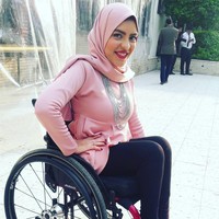 Rania Roushdy merupakan model difabel yang berusaha untuk menjadi model profesional walau punya keterbatasan. Ia mengalami kesulitan berjalan dan duduk di kursi roda sejak kecil hingga kini.  Foto: Instagram