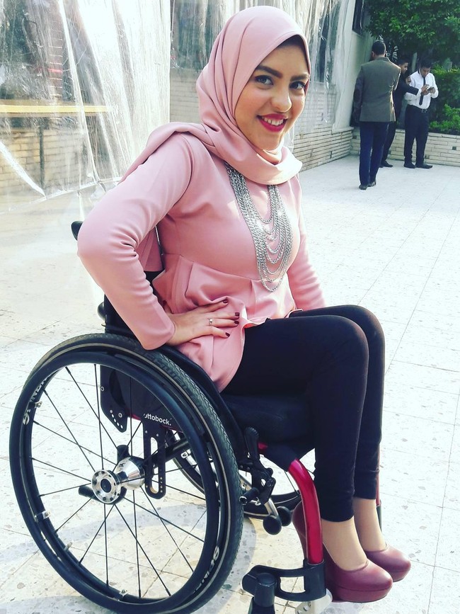 Rania Roushdy merupakan model difabel yang berusaha untuk menjadi model profesional walau punya keterbatasan. Ia mengalami kesulitan berjalan dan duduk di kursi roda sejak kecil hingga kini.  Foto: Instagram