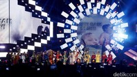 Berada satu panggung bersama sejumlah anak-anak dengan pakaian adat, Raisa sukses buat penonton terkagum.
