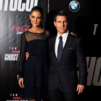 Tom Cruise memang selalu lebih pendek dari pasangannya. Termasuk dengan Katie Holmes, mantan istrinya. Keduanya bercerai pada 2012 lalu dan memiliki satu anak, Suri Cruise. Foto: Getty Images