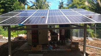 Karena kurangnya pasokan listrik, di pasang solar cell. (Foto: BAKTI/Kominfo)