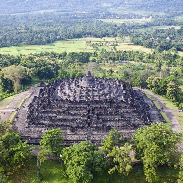 Di daratan Jawa, terdapat candi Buddha terbesar di dunia. Tepatnya di Magelang, inilah Candi Borobudur yang dihias dengan 2.672 panel relief dan 504 patung Buddha (Dok. borobudurpark/Instagram)