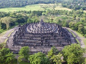 Melihat Seni Busana yang Terpahat di Relief dalam Mahakarya Borobudur
