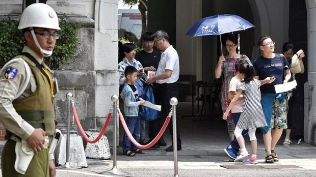 Polisi militer Taiwan berjaga di pintu keluar kompleks kantor presiden