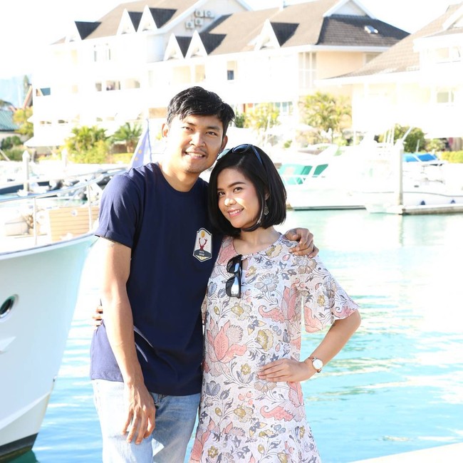 Setelah tujuh tahun berlalu, Sinta sudah tak terdengar lagi di industri hiburan. Memiliki nama lengkap Sinta Nurmansyah, wanita 27 tahun ini kini tinggal di Nouvelle Caledonie, Perancis. Pada 2013, Sinta telah menikah dengan seorang pria bernama Ocky Ardiansyah Masson dan ikut sang suami pindah ke Perancis. Foto: Dok. Instagram