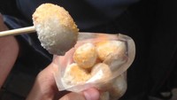 Berbeda dengan cilok, kalau yang ini adonan aci berbentuk bulat yang digoreng kemudian diberi bumbu bubuk yang gurih dan pedas. Nyam! (Foto: Istimewa)