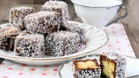 Australia tidak hanya punya burger saja. Ada Lamington, yang telah menjadi ikon budaya dari Queensland. Laminton merupakan potongan cokelat yang dilumuri kelapa parut yang pas menjadi teman minum teh. Foto: Istimewa
