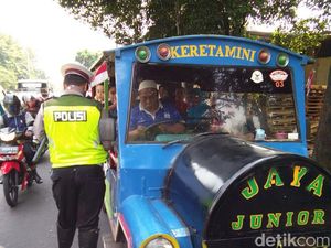 Polisi Tilang Odong-odong di Pasar Rebo