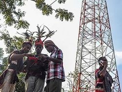 Bertaruh Nyawa Demi Akses Internet di Daerah Pelosok