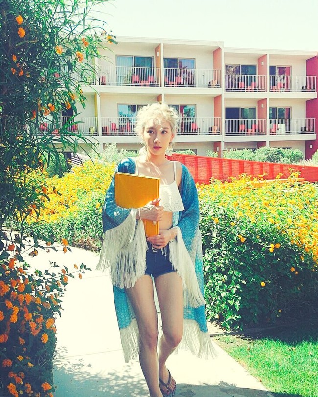 Tank-top yang dipadu short jeans dan cardigan berdetail fringe ini cocok dipakai saat liburan di pantai. Holiday ala Taeyeon! Foto: Instagram