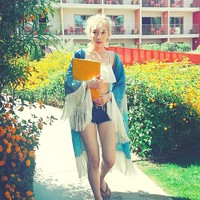 Tank-top yang dipadu short jeans dan cardigan berdetail fringe ini cocok dipakai saat liburan di pantai. Holiday ala Taeyeon! Foto: Instagram