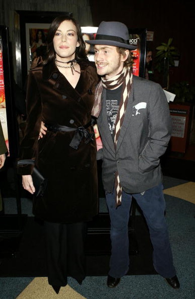 Liv Tyler juga lebih tinggi dari mantan suaminya Royston Langdon. Pasangan aktris dan musisi yang menikah di 2003 tersebut bercerai pada 2009 lalu. Foto: Getty Images