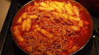 Korea Selatan berhasil menempati peringkat baru. Selain kimchi, Korea Selatan memiliki ddubbokkie, camilan yang terbuat dari kue beras dinikmati dengan saus pasta merah yang pedas. Foto: Istimewa