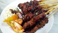 H. Paijo di Pondok Ranji menjual sate kambing muda yang selalu diminati. Dagingnya dijamin empuk karena dibuat dari kambing usia bawah 3 dan 5 bulan. Pelengkapnya sambal kecap bersama taburan lada bubuk. Foto: dok.detikFood