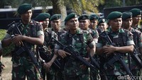 Sejumlah personel tampil dengan persenjataan lengkap.