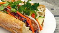 Vietnam menyimpan banyak kuliner lokal yang sarat dengan nilai budaya. Seperti Pho, mie kuah yang lezat juga Bahn Mi, sandwhich khas Vietnam yang terinspirasi dari Prancis. Foto: Istimewa
