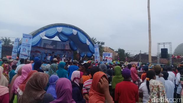 Ibas Jadi Wasit Lomba Panjat Pinang di Magetan