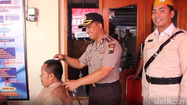 Berpakaian Jadul Polisi  Semarang Gratiskan Biaya  