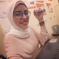 Ini penampilan Rania Roushdy ketika berkacamata. Ia suka tampil matching seperti inner dan blouse yang dikenakannya. Sementara kerudung putih tetap membuat warna terlihat netral. Foto: Dok. Instagram @rania.roshdy