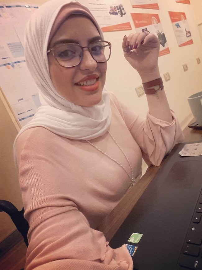 Ini penampilan Rania Roushdy ketika berkacamata. Ia suka tampil matching seperti inner dan blouse yang dikenakannya. Sementara kerudung putih tetap membuat warna terlihat netral. Foto: Dok. Instagram @rania.roshdy