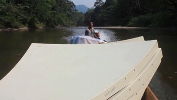 Melalui sungai untuk mengantar peralatan BTS. (Foto: BAKTI/Kominfo)