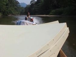 Bertaruh Nyawa Demi Akses Internet di Daerah Pelosok