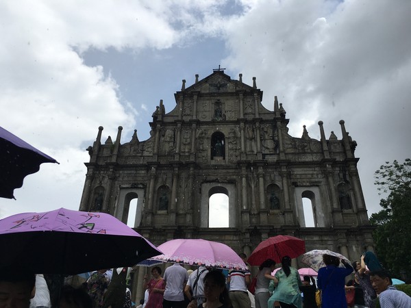 Reruntuhan gereja ini pun menjadi objek wisata favorit wisatawan yang datang ke Makau. Mau panas terik atau hujan, tidak menghalangi traveler untuk datang berkunjung (Foto: Aji/detikTravel) Reruntuhan gereja ini pun menjadi objek wisata favorit wisatawan yang datang ke Makau. Mau panas terik atau hujan, tidak menghalangi traveler untuk datang berkunjung (Foto: Aji/detikTravel)