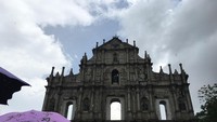Reruntuhan gereja ini pun menjadi objek wisata favorit wisatawan yang datang ke Makau. Mau panas terik atau hujan, tidak menghalangi traveler untuk datang berkunjung (Foto: Aji/detikTravel)