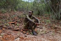 Pria muda yang telah dilumuri dengan isi perut banteng (Siegfried Modola/Reuters)