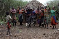 Para wanita bernyanyi melepas pria muda sebelum inisiasi (Siegfried Modola/Reuters)