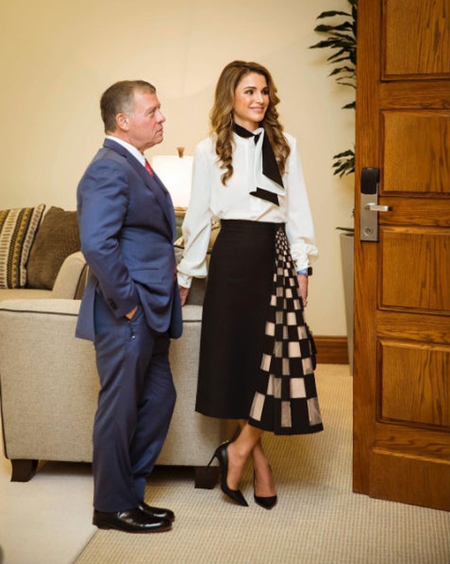 Penampilan profesional Ratu Rania saat hadir di Forum Ekonomi Dunia. Foto: Dok. Instagram/Queen Rania Al Abdullah
