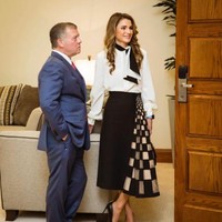 Penampilan profesional Ratu Rania saat hadir di Forum Ekonomi Dunia. Foto: Dok. Instagram/Queen Rania Al Abdullah