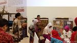 Iriana Jokowi, Mufidah JK dan Istri Gubernur BI di Pameran Kerajinan
