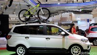 Di bagian atas ditambahkan wingbar, footpack, roof box dan bike carrier dari Thule. Dengan perangkat itu, mobil ini jadi lebih fungsional.