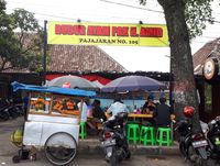 Pak H. Amid: Di Sini Ada Bubur Ayam Spesial Bandung yang Kental dengan <i>Topping</i> Komplet
