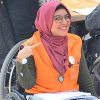 Rania Roushdy juga termasuk salah satu wanita yang suka mengenakan kalung sebagai pemanis. Kali ini kalung panjang dipilih untuk menyemarakkan penampilan. Foto: Dok. Instagram @rania.roshdy