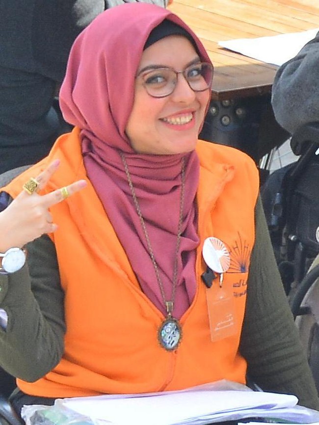 Rania Roushdy juga termasuk salah satu wanita yang suka mengenakan kalung sebagai pemanis. Kali ini kalung panjang dipilih untuk menyemarakkan penampilan. Foto: Dok. Instagram @rania.roshdy